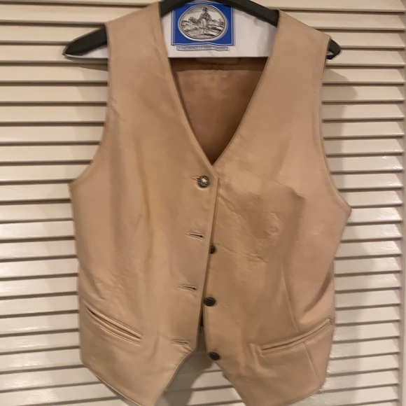 Absolutely wonderful leather vest . In EUC CONDITION. Vests are  the rave - Picture 3 of 5